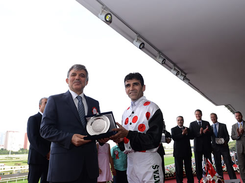 Cumhurbaşkanı Gül, 88. Gazi Koşusu'nu İzledi